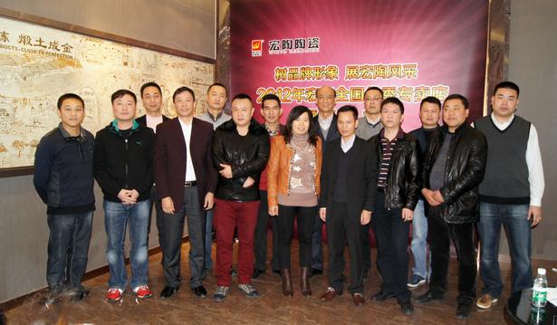 图1、企业相关向导、bifa必发各销售老总、获奖经销商代表颁奖仪式上合影