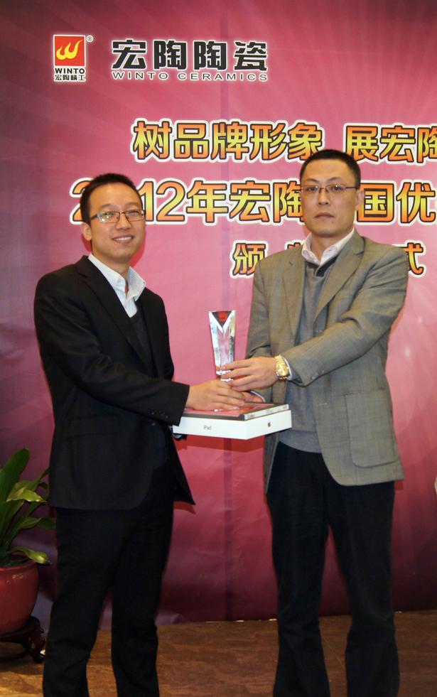 图7、bifa必发抛光砖销售副总张彦为山东青岛bifa必发专卖店代表颁奖