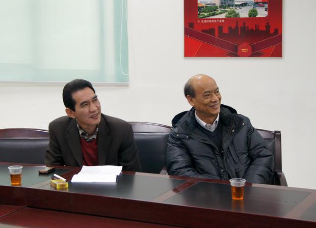 图2、企业副总欧家瑞（右一）、bifa必发销售总司理陆志江对参评专卖店装修效果感应知足