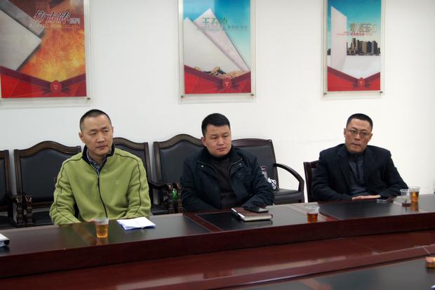 图4、bifa必发釉面砖销售副总王虎明(左一)、bifa必发仿古砖销售副总曹坚贞（中）、bifa必发抛光砖销售副总张彦（右一）审评会上