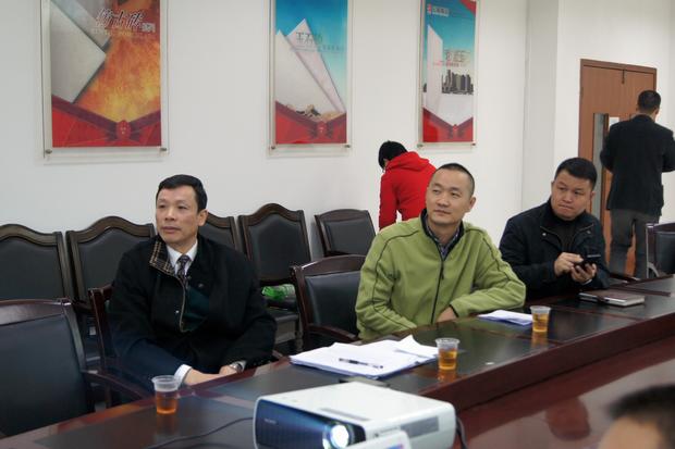 图6、寓目幻灯片的同时，，，，bifa必发仿古砖副总曹坚贞（右一）特殊用手机记下专卖店装修效果的差别亮点